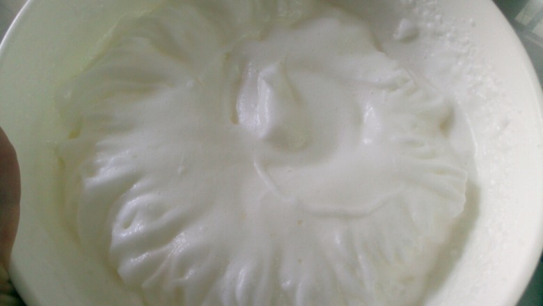 酸奶蛋糕卷～带专属名字logo的蛋糕,再打发至纹路清晰，泡末顺滑时加入剩下的全部白糖，继续打发