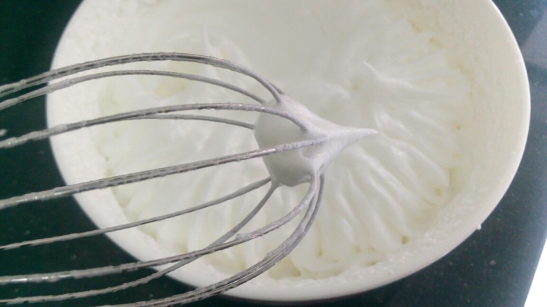 酸奶蛋糕卷～带专属名字logo的蛋糕,蛋清打发至拉起打蛋器能拔起小尖角且不弯曲就可以了