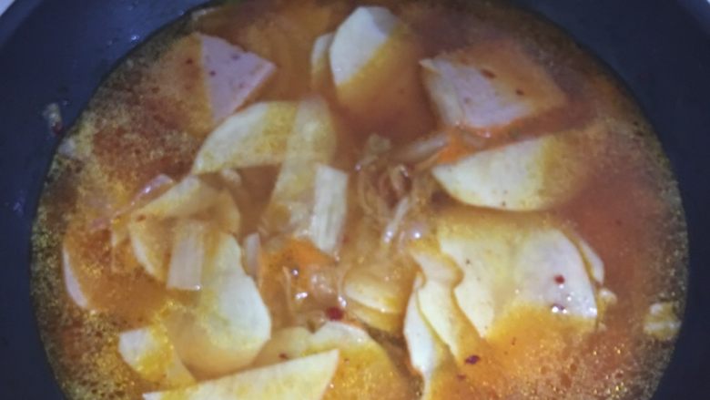 辣白菜汤,将土豆片 午餐肉 水放入锅中 大火4分钟