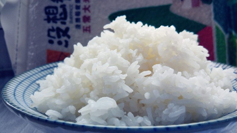 “属”于你—卡通儿童餐,用锅铲或筷子拨适量米饭到深碗中稍晾凉