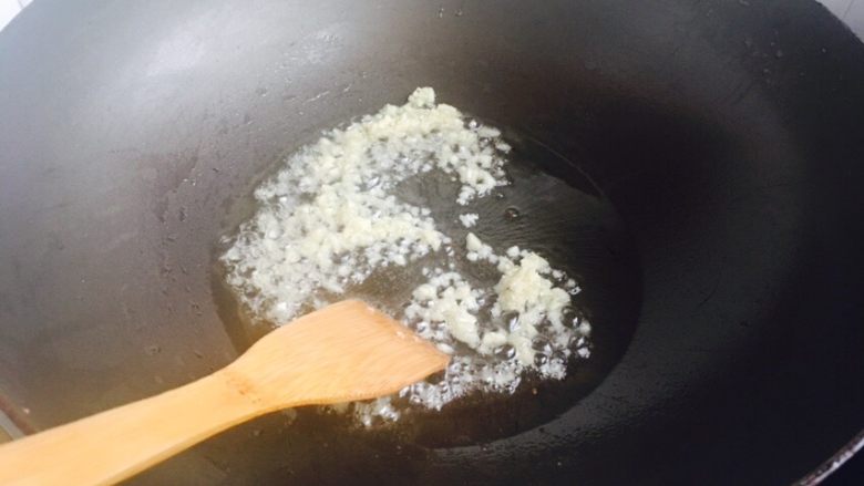 蒜香蚝油秋葵,锅中放入油（比炒菜的油要少），
油热，放入蒜末煸炒出香味……