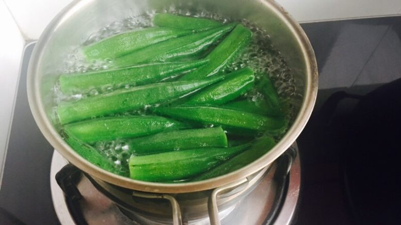 蒜香蚝油秋葵,水开，放入秋葵，放点油、盐可以保持翠绿……
煮两到三分钟，盛出备用。
为了保持外脆内嫩的口感，可以过一下凉水……