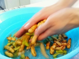水煮双毛,花生和毛豆用手搓洗干净。