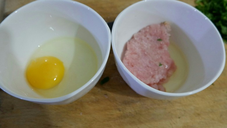 宝宝辅食 菜心肉丸汤,四分之一蛋清