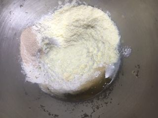 花苞椰香面包,除椰子油外的全部材料放入厨师机揉面