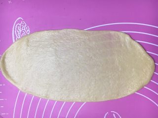 花苞椰香面包,面团擀成薄薄的椭圆形