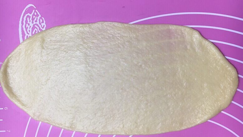 花苞椰香面包,面团擀成薄薄的椭圆形