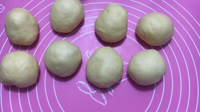 花苞椰香面包,平均分成8个面团，分别滚圆静置15分钟