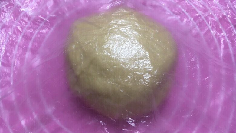 花苞椰香面包,滚圆盖保鲜膜静置发酵