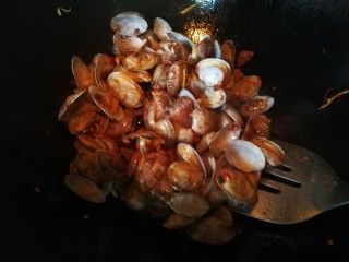 吃了不怕长胖的美食___酱爆花蛤,倒入滤干的花蛤，炒均匀。