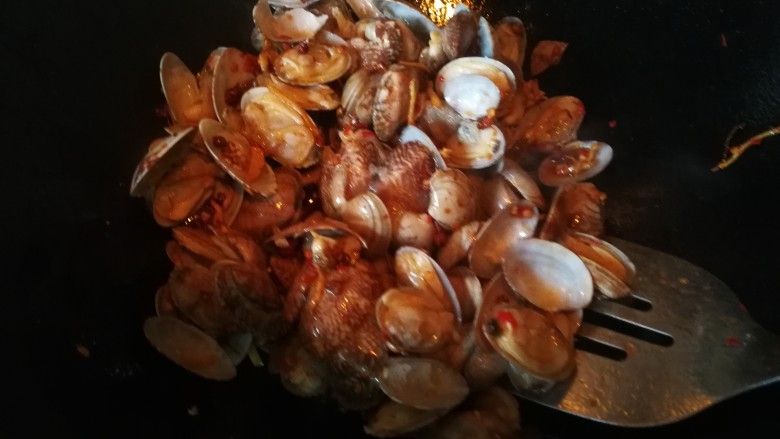 吃了不怕长胖的美食___酱爆花蛤,倒入滤干的花蛤，炒均匀。