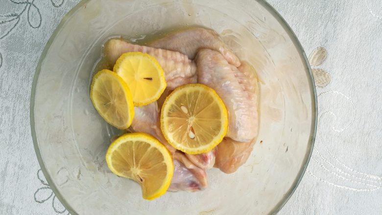 柠檬鲍汁烤翅,鸡翅用鲍汁、盐、柠檬腌制4小时以上。