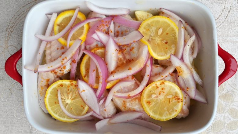 柠檬鲍汁烤翅,放入腌制好的鸡翅和洋葱。