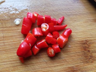 吃了不怕长胖的美食___酱爆花蛤,小米椒和干辣椒均可，小米椒更辣，实际上这次用的不怎么辣的干辣椒切段。