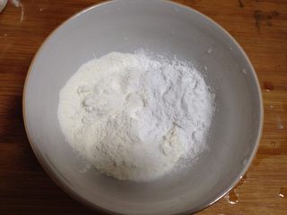 彩色简版凉皮,50克高筋面粉加入10克红薯淀粉、0.5克盐