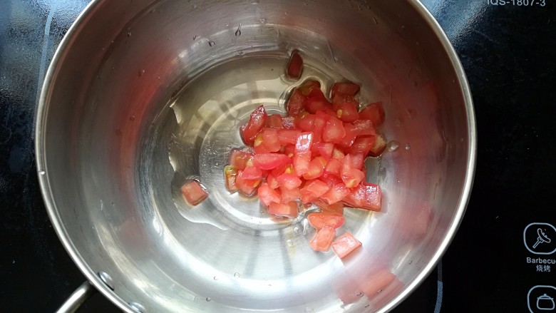 五彩山药汤,再倒入西红柿翻炒，大约3分钟左右，西红柿就能炒出汁