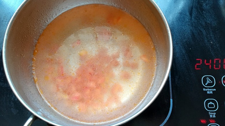 五彩山药汤,西红柿炒出汁后加入一碗清水熬煮