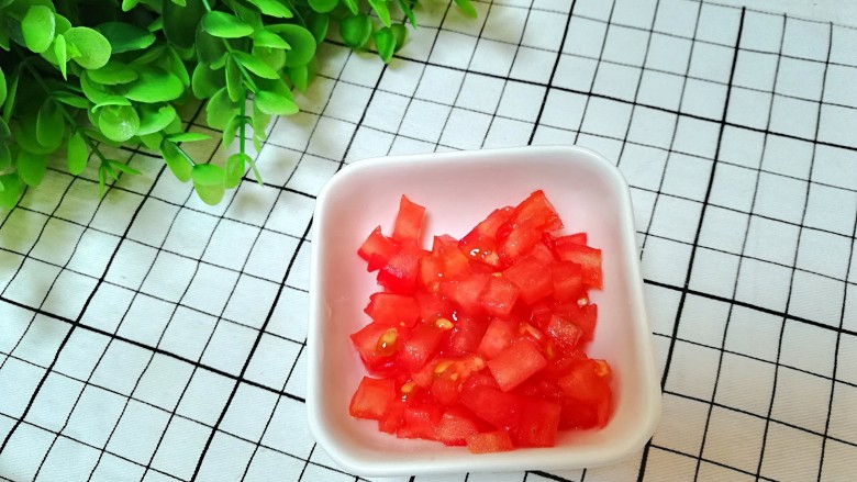 五彩山药汤,将西红柿用开水浸泡1分钟后轻松去皮，再切成细小颗粒