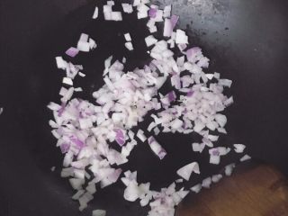   酸奶青酱蔬菜意面,锅中加少量油小火把洋葱碎煸炒出香味