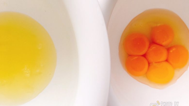 像海绵一样柔软的南瓜蛋糕,分离蛋清和蛋黄。
左侧是5个鸡蛋的蛋清，右侧是6蛋黄1蛋清。