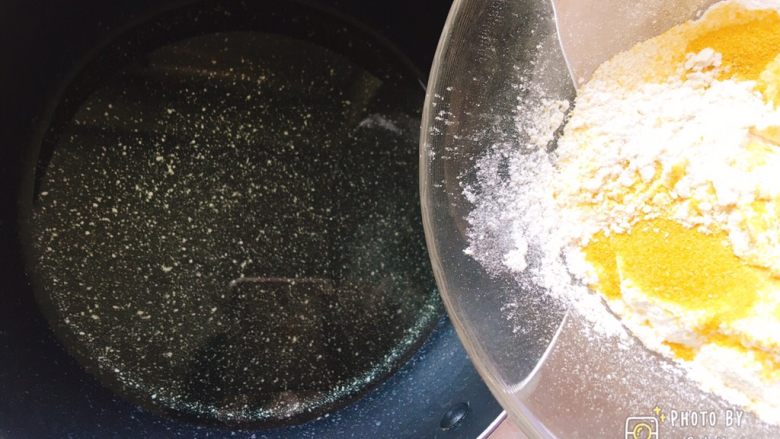 像海绵一样柔软的南瓜蛋糕,玉米油四周快沸腾的时候关火。
将不粘锅放到一旁，缓缓倒入过筛的粉类。
