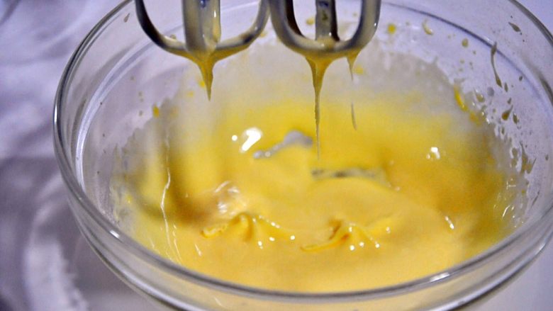 自制沙拉酱,用电动打蛋器搅打，使油和蛋黄完全融合。要有足够的耐心，每次加入的油都只能少量，边加入边用打蛋器搅拌。