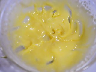 自制沙拉酱,随着油一点点的加入，蛋黄会变得越来越浓稠。