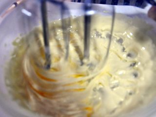 自制沙拉酱,打发到蛋黄的体积膨胀，颜色变浅，呈浓稠状。