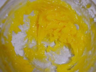 自制沙拉酱,当油加入到一半量时，蛋黄糊已经浓稠到了如图所示的程度。