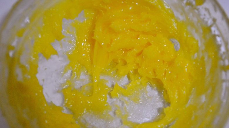 自制沙拉酱,当油加入到一半量时，蛋黄糊已经浓稠到了如图所示的程度。