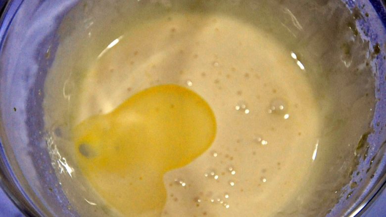 自制沙拉酱,在浓稠的蛋黄糊里加入少量植物油，从这步开始，每次放油都是少量加入（总量的1/20）