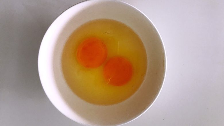 秋葵炒蛋,鸡蛋放碗中打散。