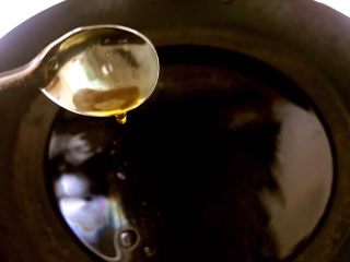 秋葵炒蛋,锅中加水，滴一点食用油。
