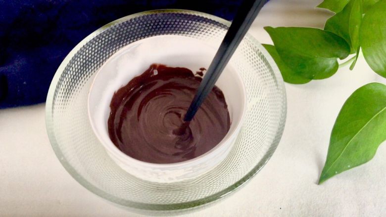 巧克力无比派,黑巧克力隔热水融化，搅拌至顺滑，冷却至温热
