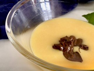 巧克力无比派,将融化的巧克力酱加入黄油蛋糊中
搅拌均匀