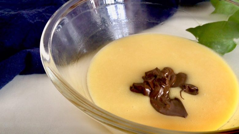 巧克力无比派,将融化的巧克力酱加入黄油蛋糊中
搅拌均匀