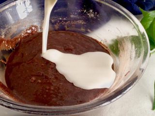 巧克力无比派,加入一半的酸奶与牛奶的混合液体，搅拌均匀