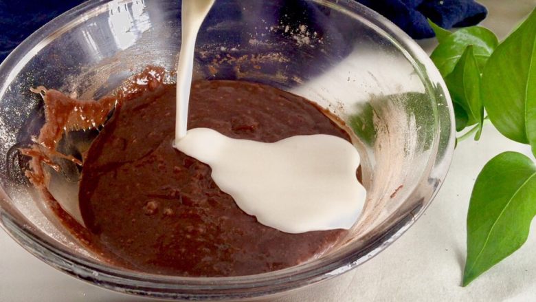 巧克力无比派,加入一半的酸奶与牛奶的混合液体，搅拌均匀