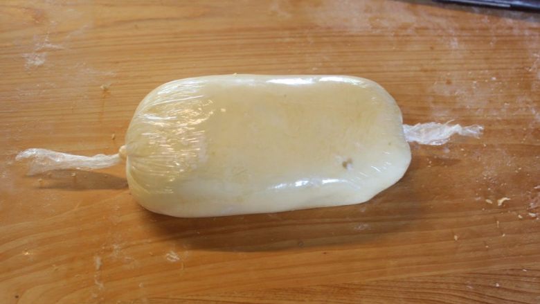 惠灵顿鸭胸,将酥皮包起，再用保鲜膜紧紧包住，放冰箱冷藏定型，等要上桌前再来烘烤。   
