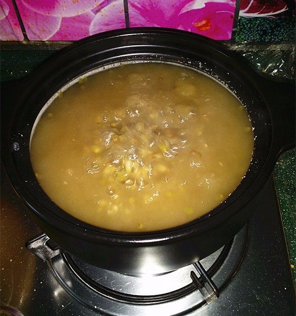 绿豆汤,加盖大火煮开后关火闷15~20分钟