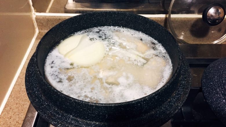 韩式鸡汤面,加大约1升水，大火煮开。煮出浮沫，就稍微调小点火，用漏斗捞出浮沫，再转大火。再出现浮沫，就调小点火，捞出浮沫。如此往复5-6次，浮沫明显减少，就转最小火，盖上锅盖，焖煮1小时。