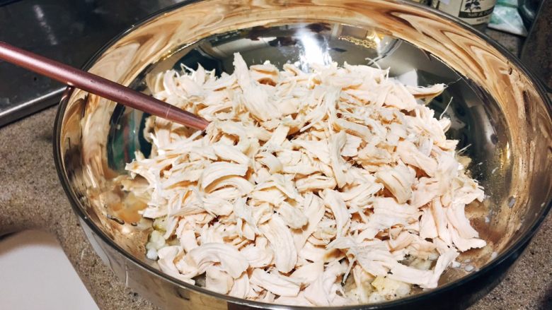 韩式鸡汤面,鸡肉不烫手了，就可以趁热上手撕，如果是鸡胸，可以全部撕成细丝；如果像小七一样用了鸡柳，可以撕成这样短一点的小块。