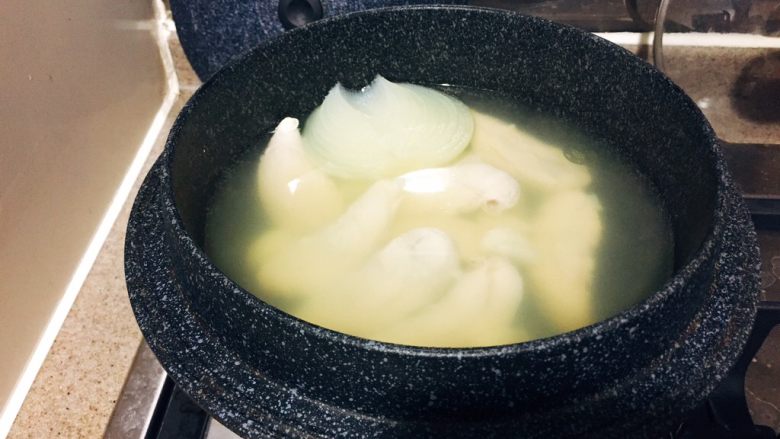 韩式鸡汤面,一小时后，关火，过滤出清鸡汤。