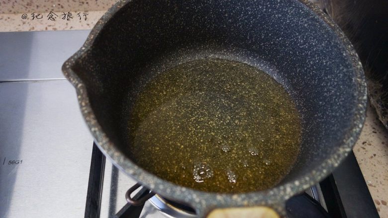 20分钟三道菜 简单又美味一看就会,锅里倒入稍多的油