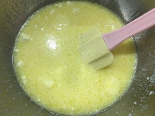 Q弹双色麻薯豆沙卷,融化好之后倒入鸡蛋，牛奶，一起搅拌好。