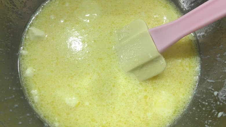 Q弹双色麻薯豆沙卷,融化好之后倒入鸡蛋，牛奶，一起搅拌好。