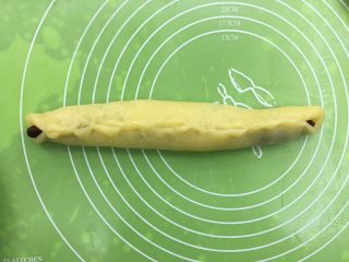 Q弹双色麻薯豆沙卷,用手把它揉成圆柱形。形状均匀的圆柱形。