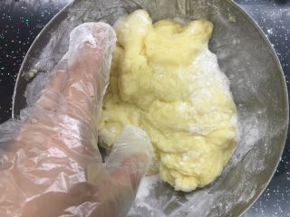 Q弹双色麻薯豆沙卷,加入预拌粉继续搓均匀。