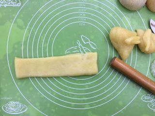 Q弹双色麻薯豆沙卷,把团用擀面杖擀成长条形，切开两头