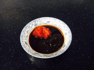 #咸味#  家乡特色茄子饭,准备好酱汁：天津甜面酱10g、番茄酱10g、老抽2g。